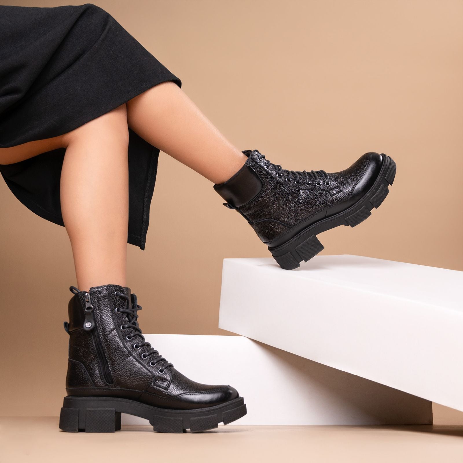 Tronchetto Nora in pelle nera con tacco 6 cm